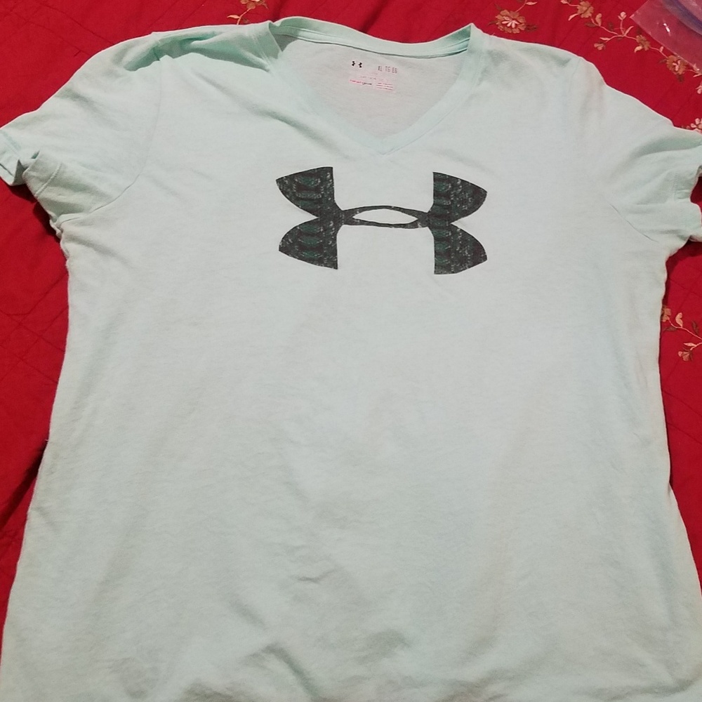 UA loose fit tee